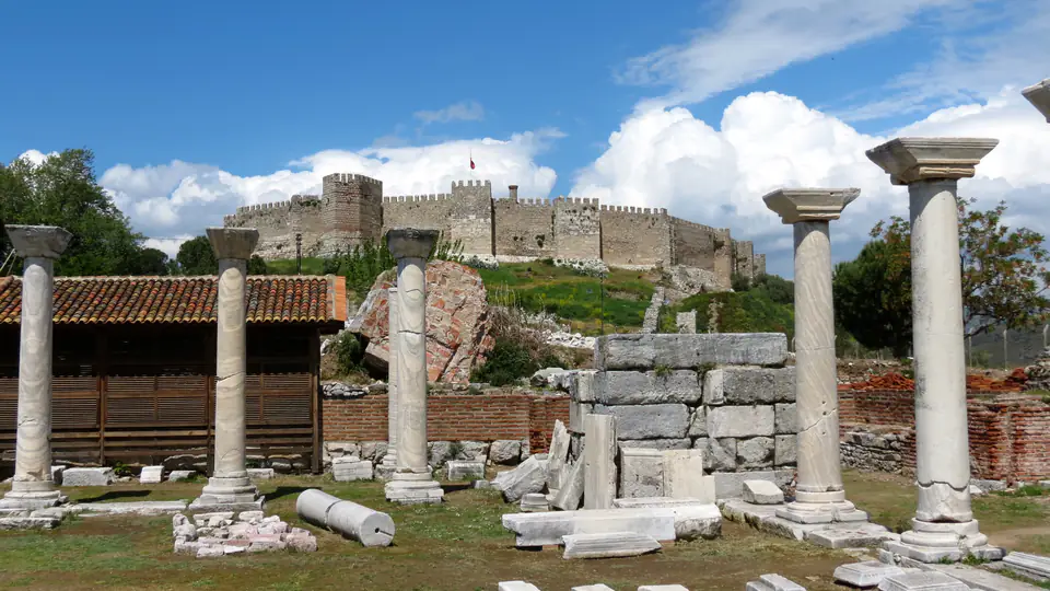 Colonne della basilica di San Giovanni, con il castello di Ayasuluk sulla collina alle spalle
