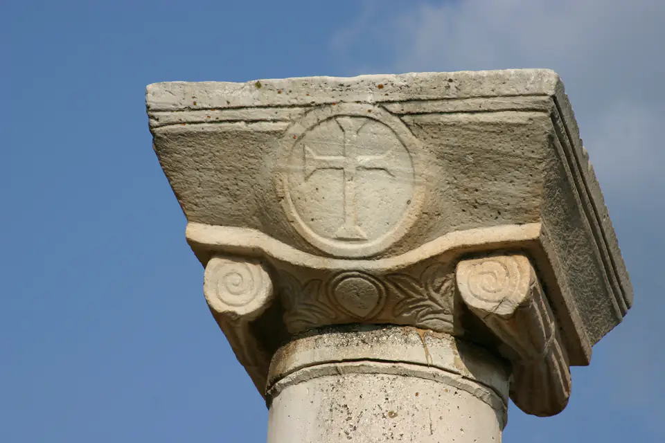 Capitello bizantino scolpito con una croce entro un medaglione, basilica di San Giovanni