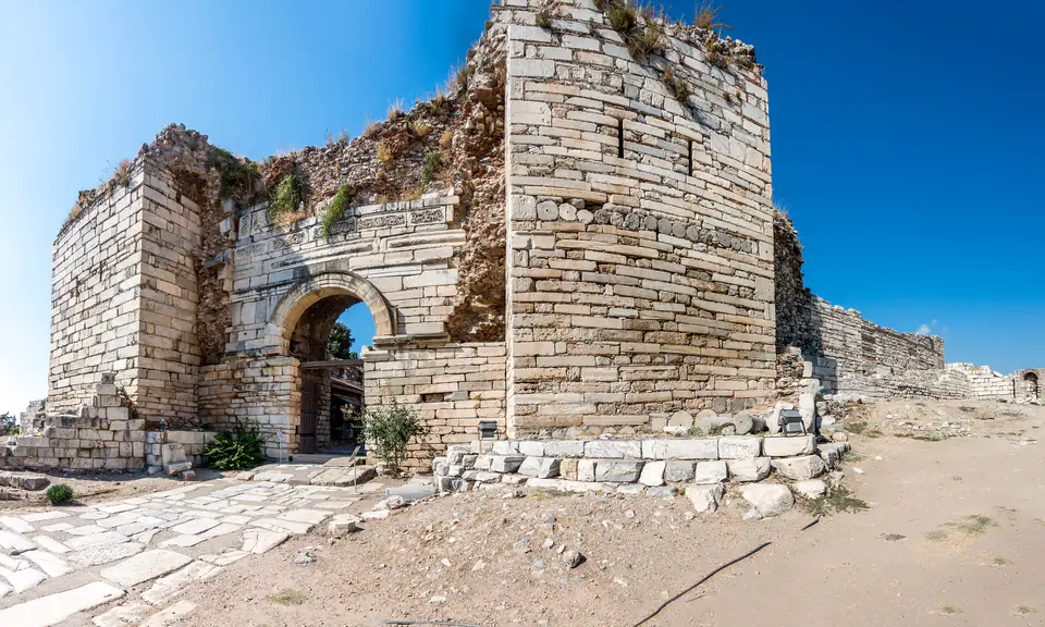 La Porta della Persecuzione fortificata, con le sue torri quadrate, sulla collina di Ayasuluk
