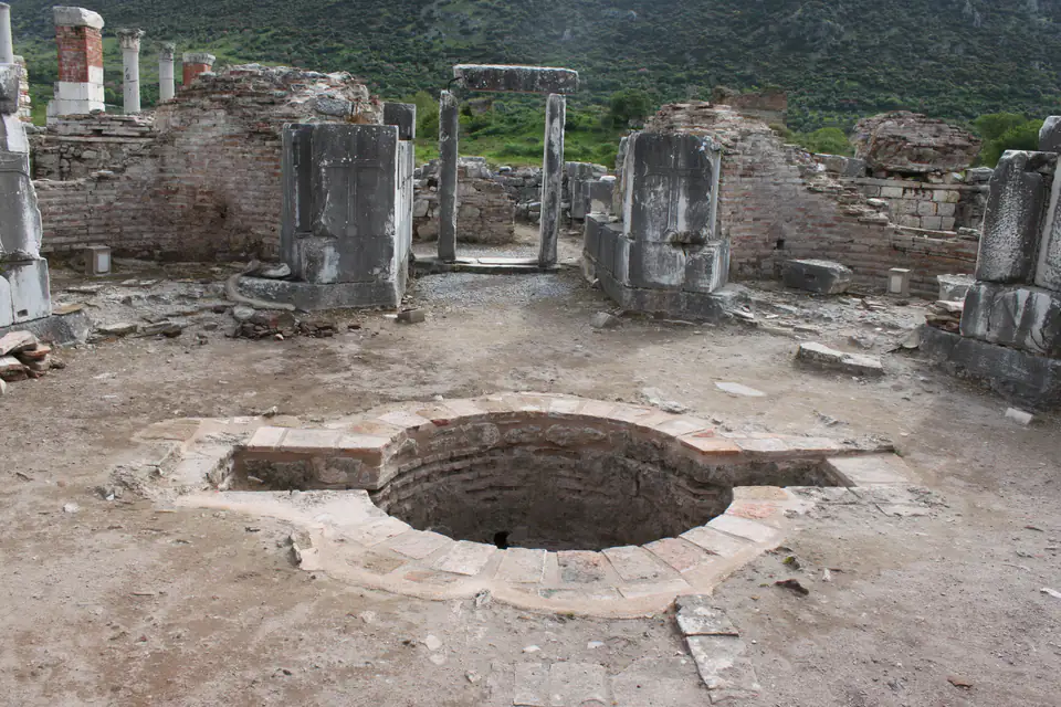 The round baptismal pool in the baptistery of the Church of Mary