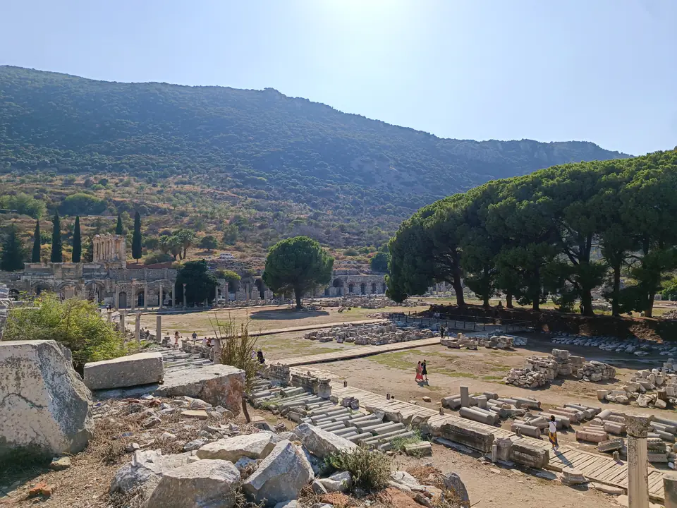 L'agorà commerciale ai piedi delle colline, in una giornata di foschia