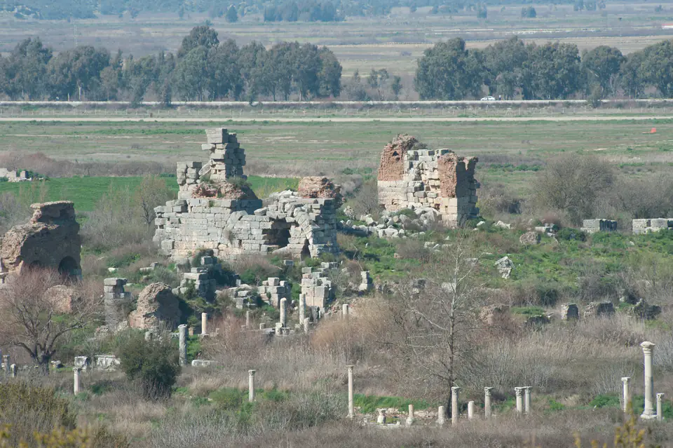 Le rovine in mattoni delle Terme del Porto, isolate nella pianura, viste dalla collina del teatro
