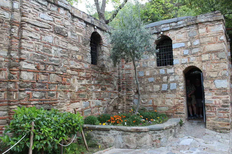 La casa di Maria in pietra, con il suo giardino e il portale ad arco