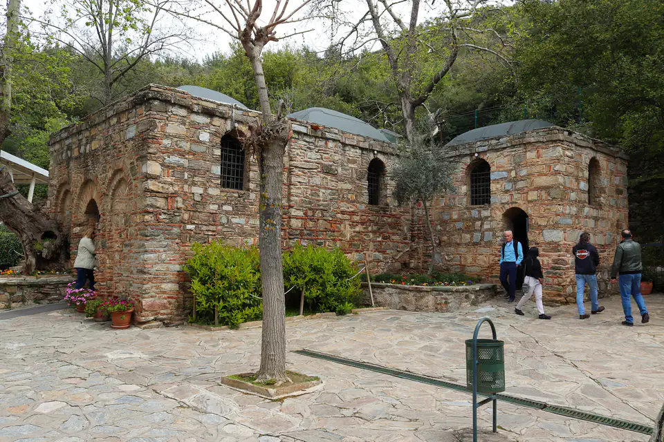 La casa di Maria a Meryemana, una piccola cappella in pietra tra gli alberi