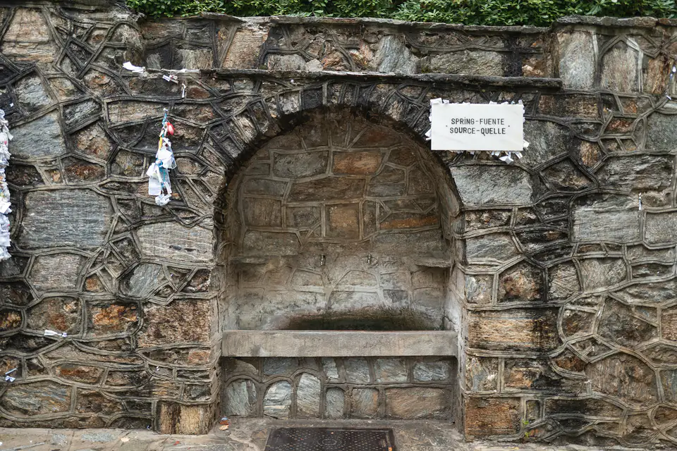 La nicchia in pietra della sorgente, sotto la casa di Maria