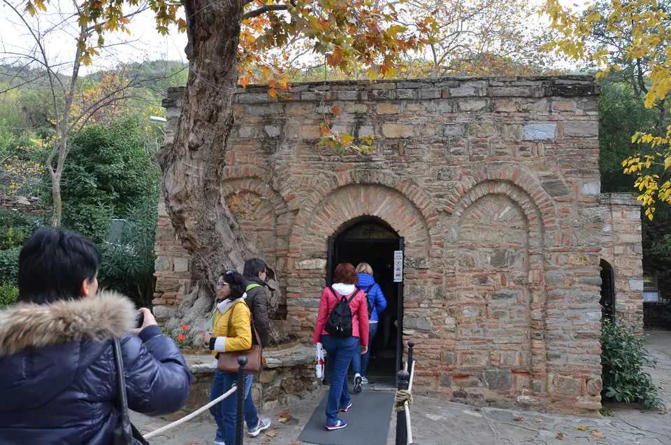 Visitatori all'ingresso della casa di Maria