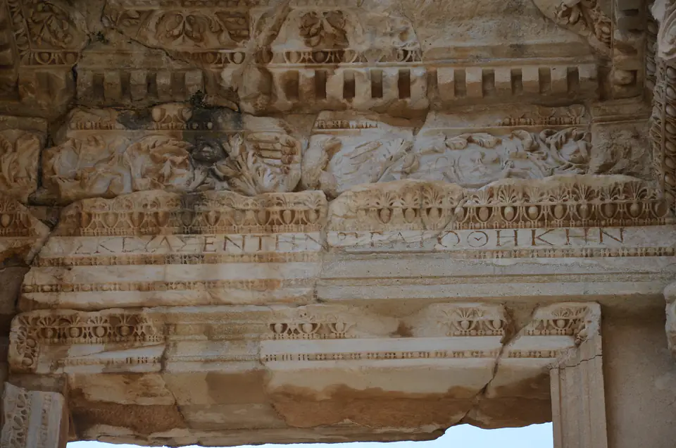 Architrave iscritto sopra una porta della biblioteca di Celso, visto dal basso