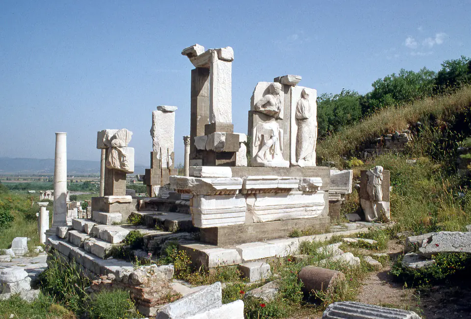 Il Monumento di Memmio, parzialmente rialzato sul suo podio a gradoni, con la pianura sullo sfondo