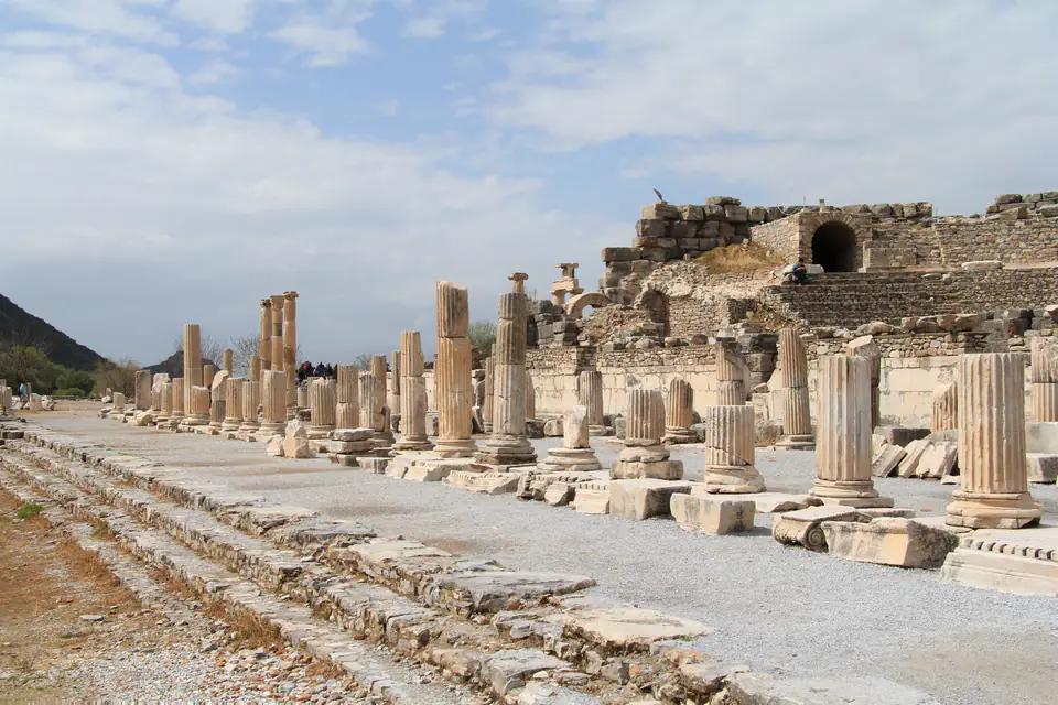 File di tronchi di colonna lungo la stoa della basilica dell'agorà civile, con l'Odeon alle spalle