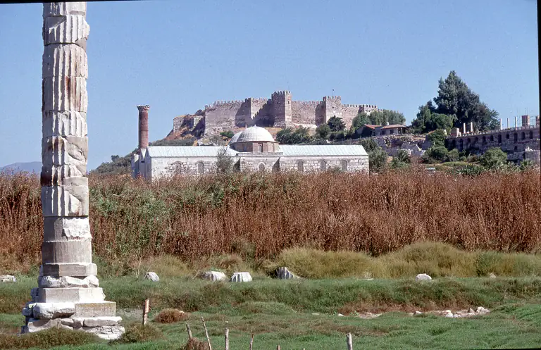 The re-erected Artemision column with the İsa Bey Mosque and Ayasuluk castle behind