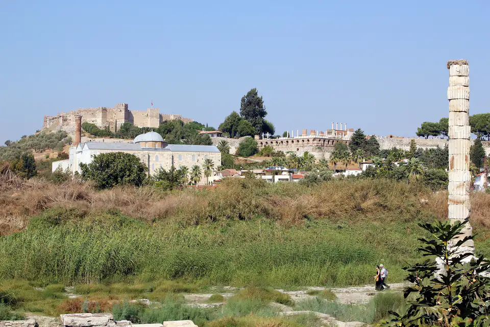 The Temple of Artemis site with its single column, and the İsa Bey Mosque and Ayasuluk castle beyond