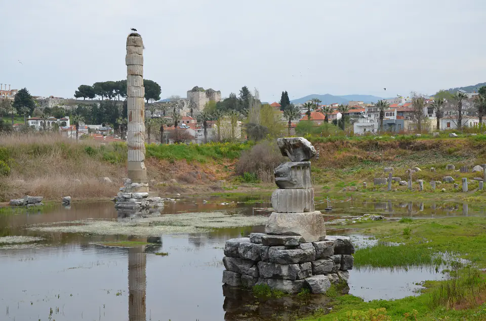 La colonna solitaria e una base di colonna impilata nel sito allagato del tempio